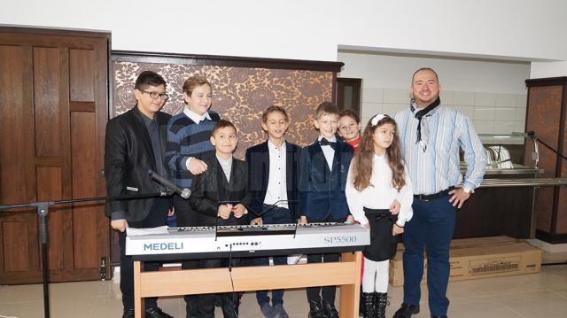 Cadou muzical oferit de copii de la Colegiul de Artă orfanilor de la Rădăuţi