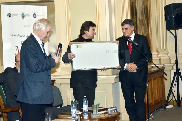 Primarul Ioan Pavăl, premiat la Muzeul Naţional al Literaturii Române