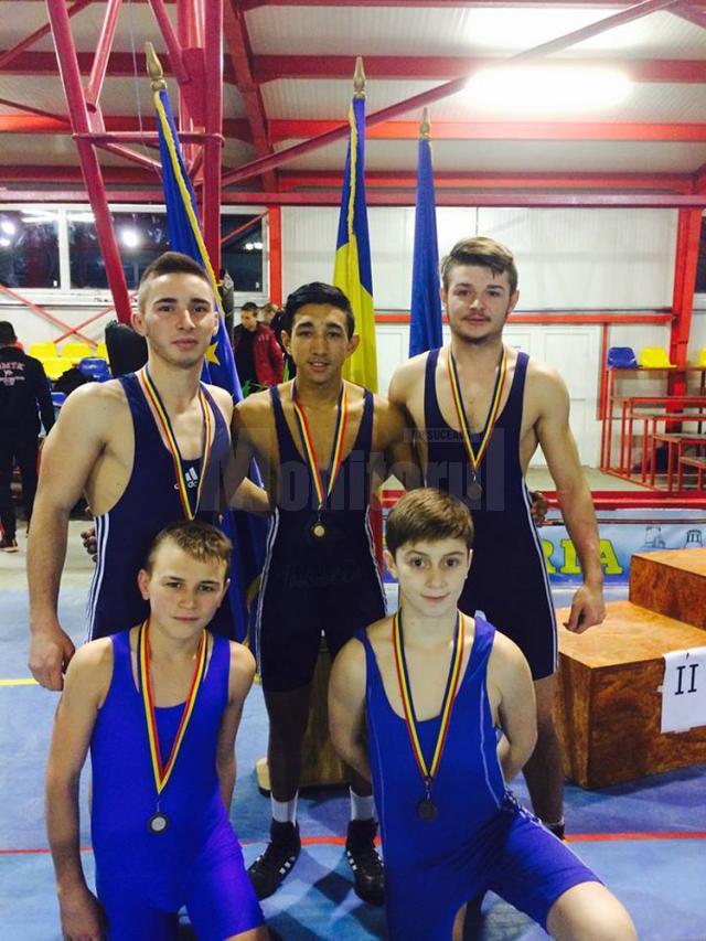 Cei cinci luptători suceveni medaliați la turneul internațional de la Satu Mare