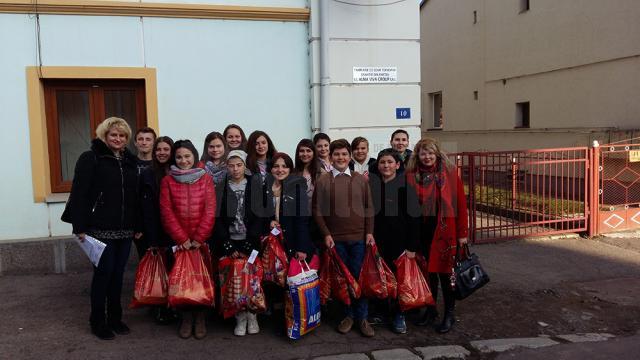Elevii Şcolii „Acad. H. Mihăescu” Udeşti au dus daruri copiilor sărmani