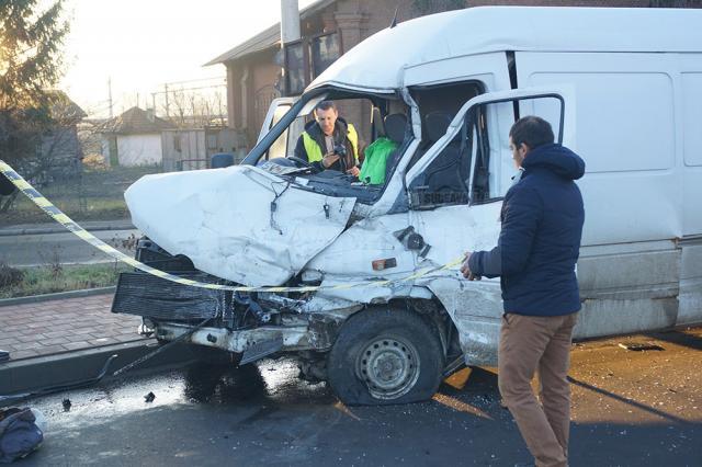 Rariţa Negrea, în vârstă de 67 de ani, cu domiciliul în Cornu Luncii, se afla la volanul unei autoutilitare marca Mercedes şi încerca să vireze spre Gara Burdujeni