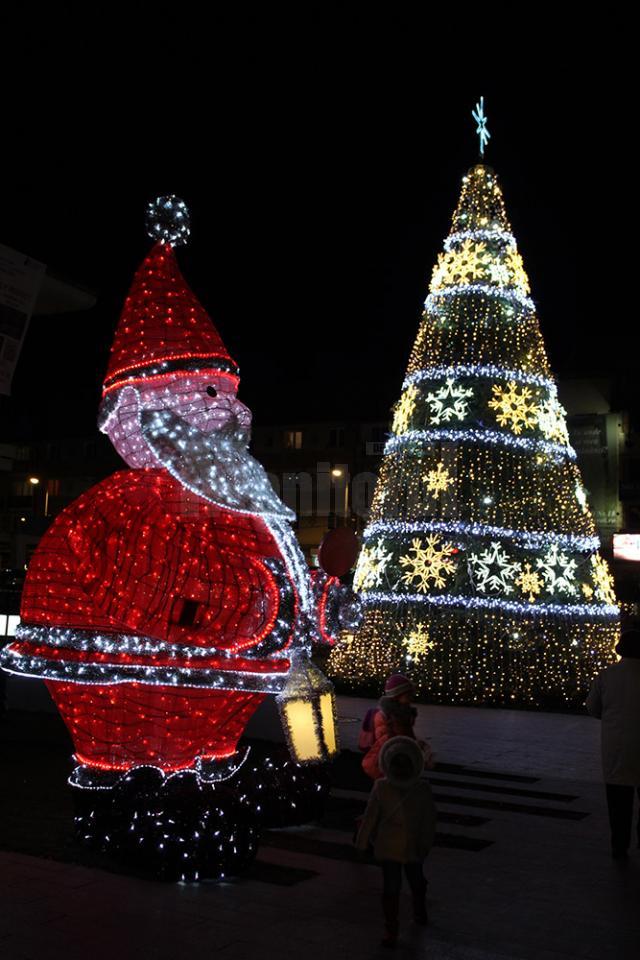 Moş Crăciun va veni mai devreme pentru mii de copii, astăzi, la bradul din centrul Sucevei