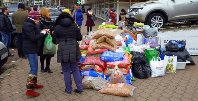Peste trei tone şi jumătate de hrană, conserve, medicamente şi pături au fost donate adăpostului de câini din lunca Sucevei