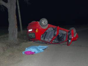 Şoferul a  pierdut controlul maşinii într-o curbă deosebit de periculoasă spre stânga, lovindu-se violent de singurul copac aflat pe marginea drumului