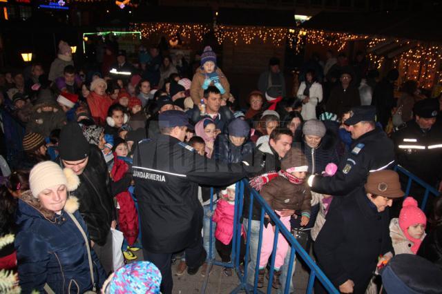5.000 de cadouri pentru copii au fost împărţite la bradul din centrul Sucevei