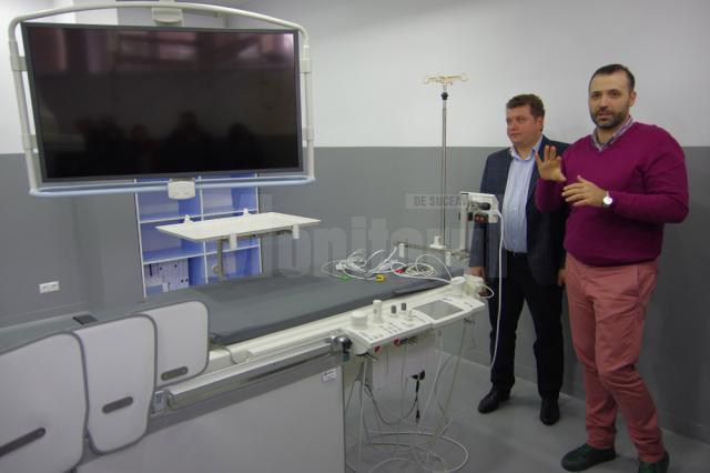 Dr. Mihai Creţeanu Jr. (dreapta) şi dr. Roberto Haret (stânga) explică performanţele noului angiograf