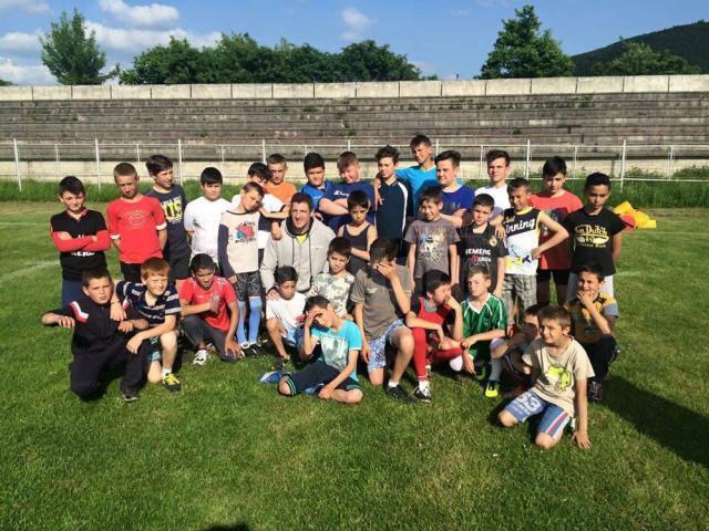 Mihai Macovei, printre copii care învaţă tainele rugbyului la Gura Humorului