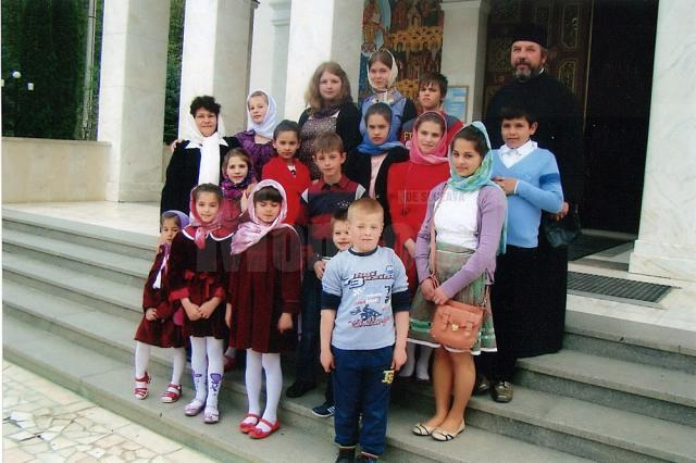 Preotul Gheorghe Saftiuc şi soţia sa, Mioara, au transformat în anul 2000 o şcoală părăsită într-o casă de copii şi de atunci au cea mai numeroasă familie din Dolhasca