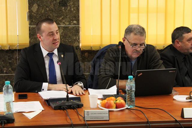 Viceprimarul Lucian Harşovschi (stânga) consideră că se impune o schimbare în modul de funcţionare a Serviciului de Administrare Străzi din cadrul Primăriei Suceava