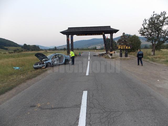Autoturismul a acroşat un parapet şi s-a izbit violent în poarta bucovineană de la intrarea în comuna Putna