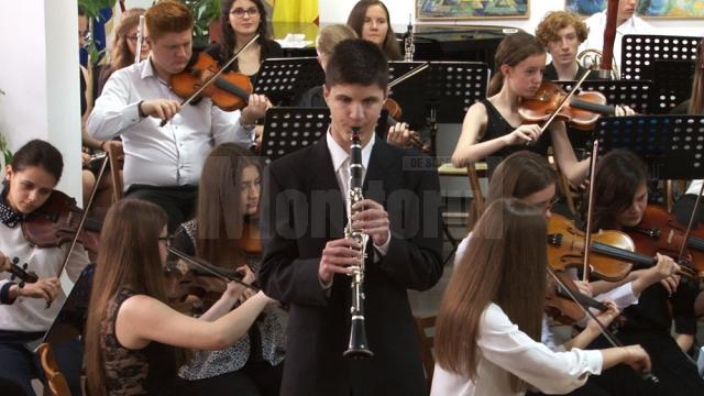 Alexandru Cozaciuc are 17 ani, este elev al Colegiului de Artă “Ciprian Porumbescu” şi cântă la nu mai puţin de 16 instrumente