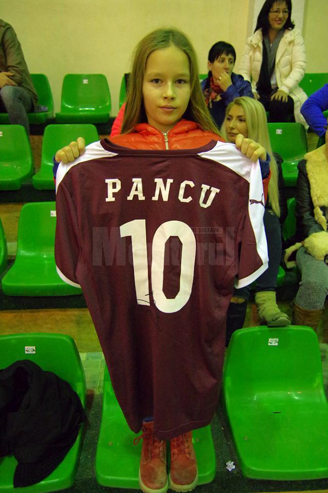 Karolina, sora lui Alex Longher, a cumpărat tricoul lui Daniel Pancu cu suma de 300 de lei