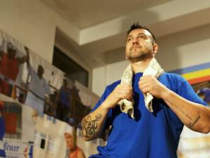 Andu Vornicu face de trei ani antrenamente cu sportivii secţiei de box a Clubului Sportiv Municipal Suceava şi o face voluntar