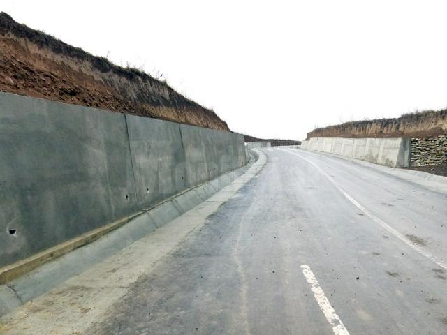 Ziduri de protecţie pe drumul comunal din Dărmăneşti