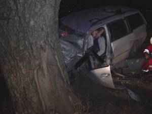 Bărbat ajuns în stare gravă la spital după ce s-a izbit cu maşina într-un copac