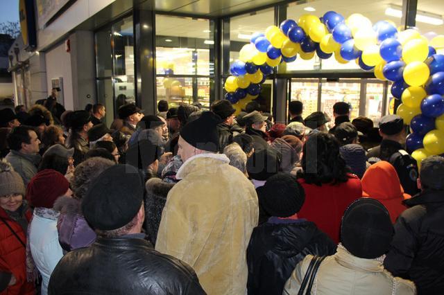 Sute de oameni au venit de la prima oră pentru a fi printre primii cumpărători
