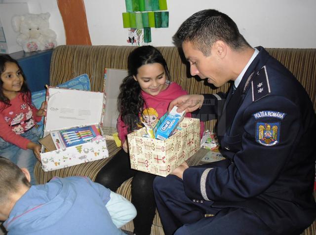 Copiii părintelui Saftiuc de la Dolhasca au primit cadouri de la poliţişti