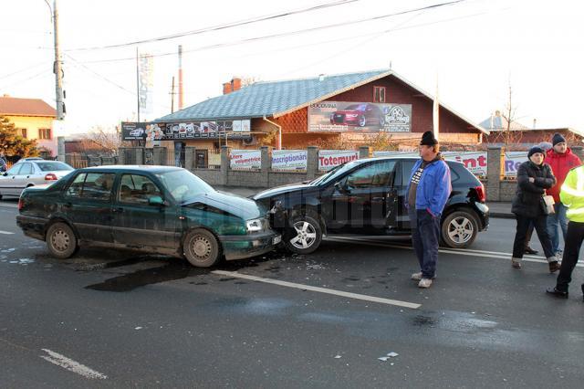 Două autoturisme au intrat în coliziune violentă în jurul orei 8.00, ambele maşini fiind avariate serios