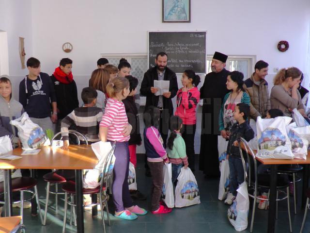 Părinte Nicolae Horga, inspector bisericesc, a împărţit haine şi dulciuri copiilor de la Solca