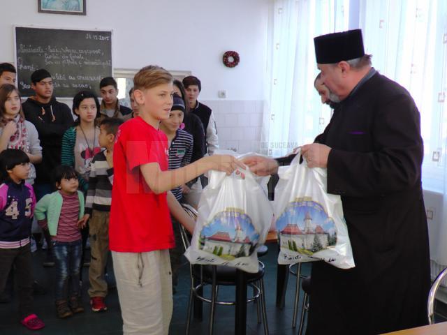 Copiii şi tinerii de la Centrul de plasament Solca au primit daruri, în prag de sărbători