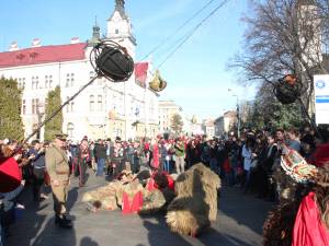 Spectaculoasa paradă a datinilor și obiceiurilor de iarnă din municipiul Suceava