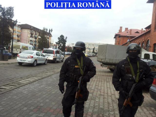 „Mascaţii” Poliţiei patrulează în zonele aglomerate cu armele automate în mână