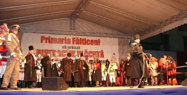 Mii de oameni din Fălticeni şi din împrejurimi s-au bucurat de darul oferit de cetele de colindători