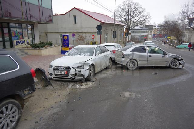 Opelul s-a rotit pe drum şi a ciocnit în plin maşinile aflate pe marginea drumului