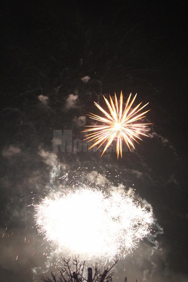 Impresionant foc de artificii pe cerul Sucevei, la trecerea în 2016