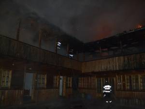 Incendiul a cuprins parterul şi etajul pensiunii construite din lemn