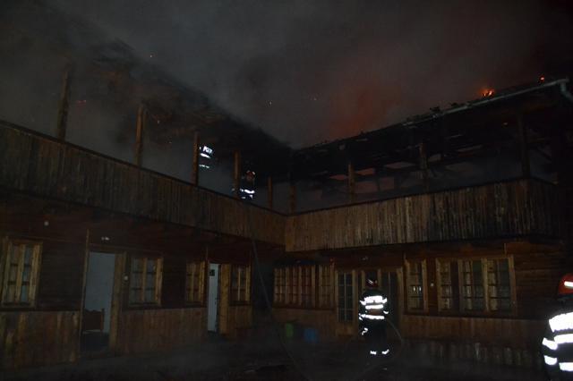 Incendiul a cuprins parterul şi etajul pensiunii construite din lemn