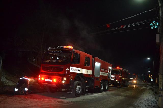 Cinci echipaje de pompieri din Gura Humorului, Suceava, Fălticeni şi Câmpulung Moldovenesc au acţionat pentru stingerea focului