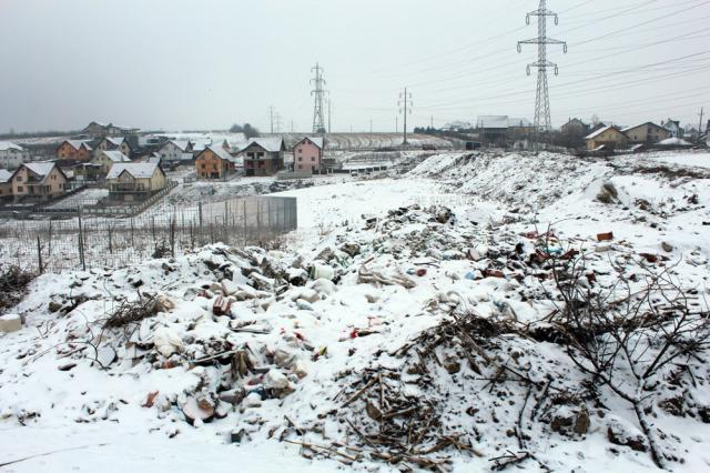 Groapă de gunoi ilegală pe dealul Tătăraşi, deasupra cartierului Europa