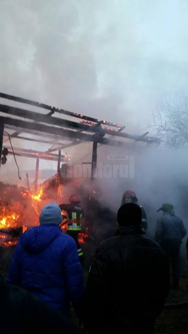 Incendiul izbucnit luni după-amiază în satul Mironu din comuna Valea Moldovei a mistuit anexele unei gospodării