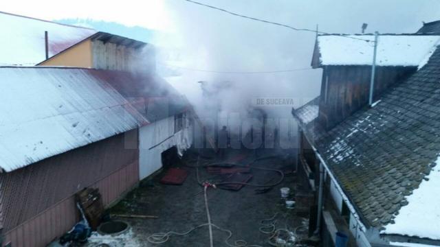 Incendiul izbucnit luni după-amiază în satul Mironu din comuna Valea Moldovei a mistuit anexele unei gospodării