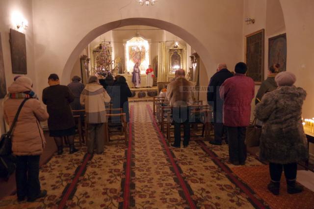 Potrivit tradiţiei, armenii au postit ultima săptămână înainte de Crăciun, iar aseară, la finalul Liturghiei, credincioşii au fost împărtăşiţi cu azimă