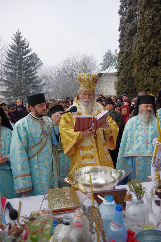 Numeroşi credincioşi prezenţi la slujba Bobotezei, la Mănăstirea Sf. Ioan cel Nou
