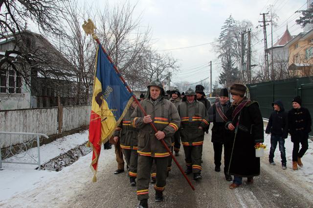 La procesiunea de sfinţire iau parte pompierii voluntari care păstrează drapelul de peste 120 de ani