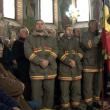 Preotul împreună cu pompierii voluntari şi credincioşii, în procesiune de sfinţire la Bosanci