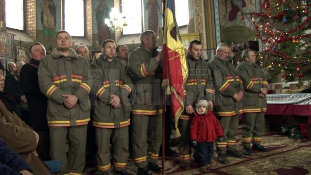 Preotul împreună cu pompierii voluntari şi credincioşii, în procesiune de sfinţire la Bosanci