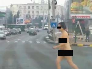 Dezbrăcată complet, o femeie a mers ieri pe străzile Sucevei, în plină zi