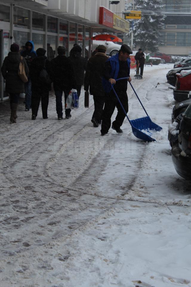 Zeci de utilaje mobilizate în activitatea de deszăpezire a străzilor Sucevei