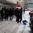 Agenţii economici au obligaţia de a curăţa zăpada de pe trotuarele din faţa magazinelor sau sediilor lor