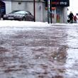 Majoritatea trotuarelor din Suceava s-au transformat duminică dimineaţă în adevărate patinoare