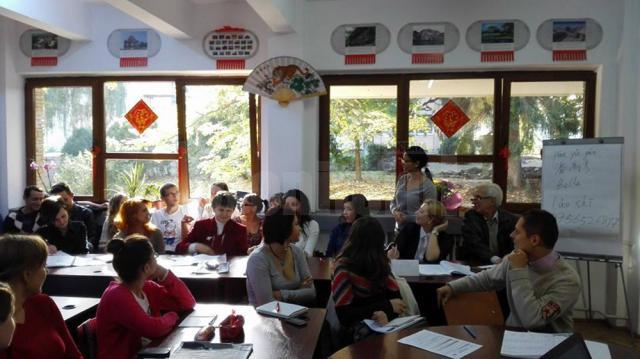 Zeci de suceveni, de la elevi la pensionari, învaţă limba chineză la Universitatea din Suceava