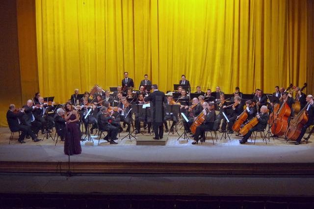 Aplauze la scenă deschisă, minute în şir, cu tot publicul în picioare, la finalul Concertului pentru Anul Nou susţinut de Filarmonica Botoşani şi invitaţii ei
