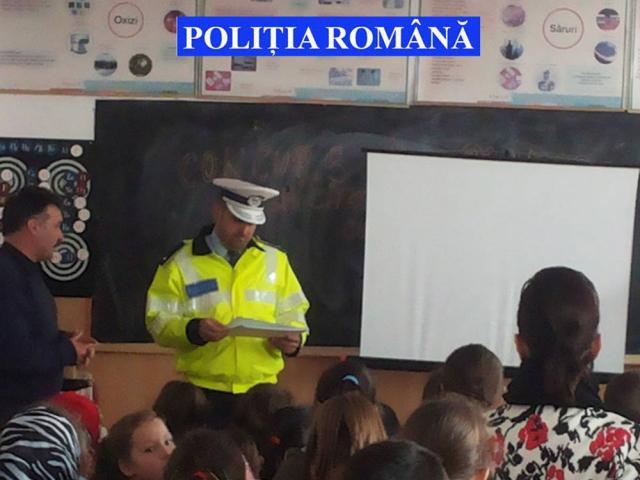 Poliţişti în zona unităţilor de  învăţământ