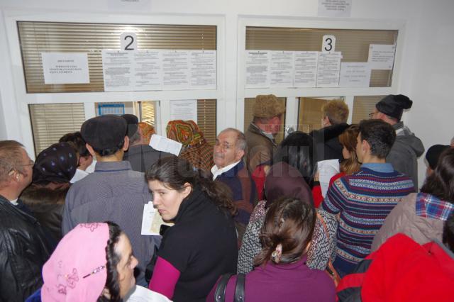 La ghişeele CJAS Suceava se prezintă zilnic peste 200 de oameni care vin să predea dovada plăţii pe care au făcut-o la administraţia fiscală