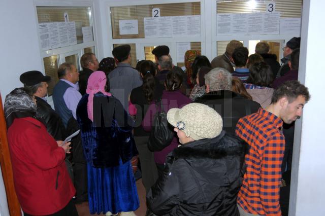 La ghişeele CJAS Suceava se prezintă zilnic peste 200 de oameni care vin să predea dovada plăţii pe care au făcut-o la administraţia fiscală