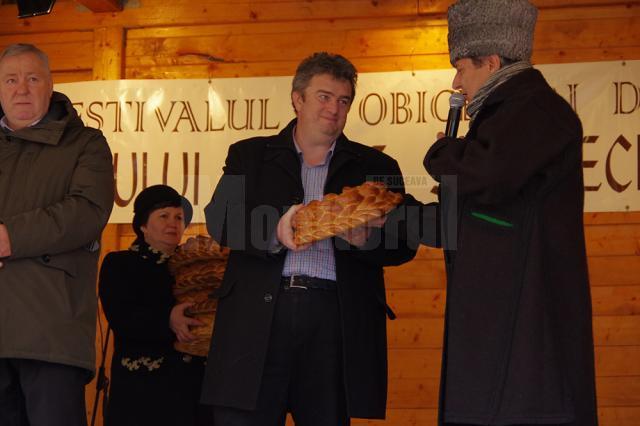 Oaspeţii au primit colaci din partea primarului de Drăguşeni